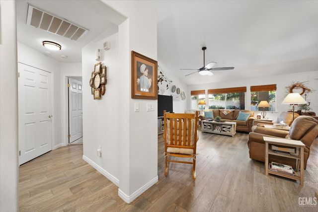 10001 Timeless Rose Court, Bakersfield, CA 93311