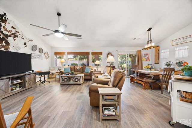 10001 Timeless Rose Court, Bakersfield, CA 93311