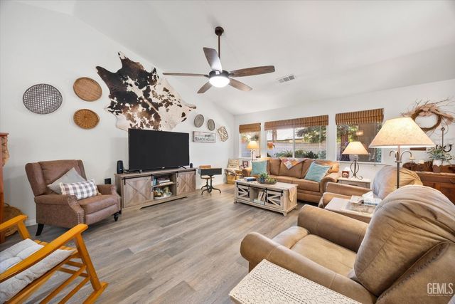 10001 Timeless Rose Court, Bakersfield, CA 93311