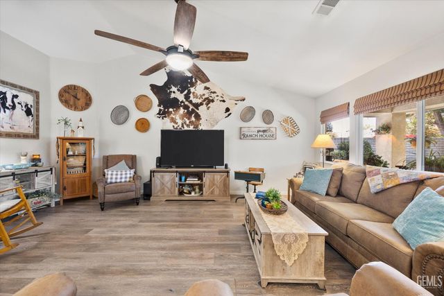 10001 Timeless Rose Court, Bakersfield, CA 93311
