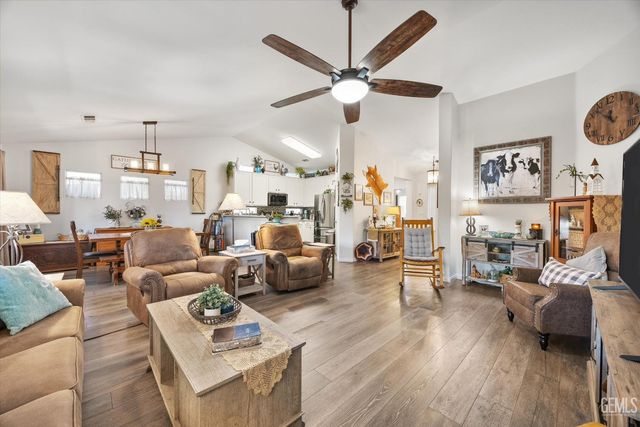 10001 Timeless Rose Court, Bakersfield, CA 93311