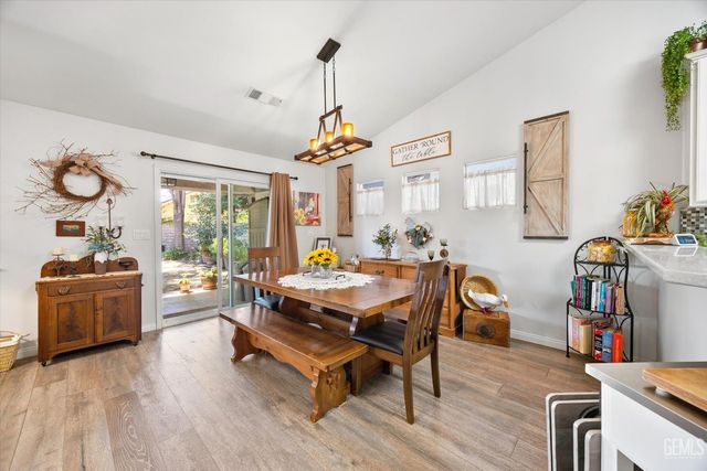 10001 Timeless Rose Court, Bakersfield, CA 93311