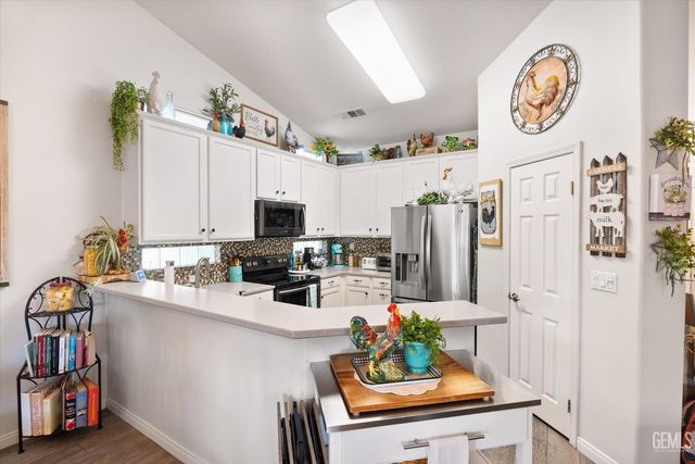 10001 Timeless Rose Court, Bakersfield, CA 93311