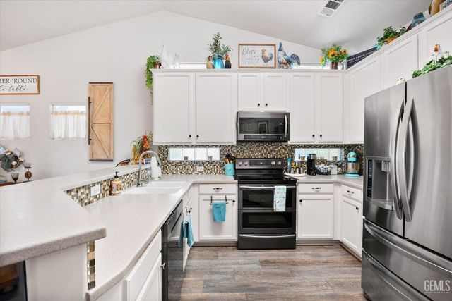 10001 Timeless Rose Court, Bakersfield, CA 93311