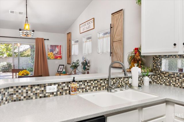 10001 Timeless Rose Court, Bakersfield, CA 93311