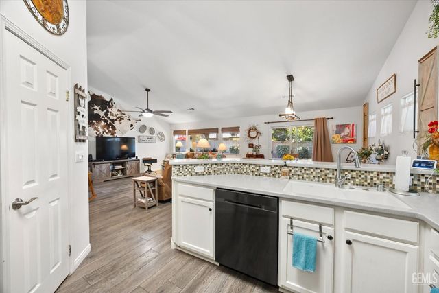 10001 Timeless Rose Court, Bakersfield, CA 93311