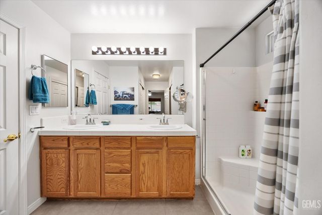 10001 Timeless Rose Court, Bakersfield, CA 93311