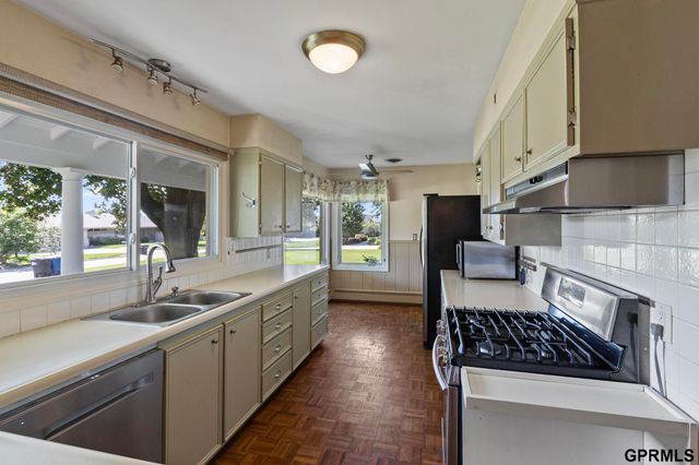 1802 S 76Th Avenue, Omaha, NE 68124