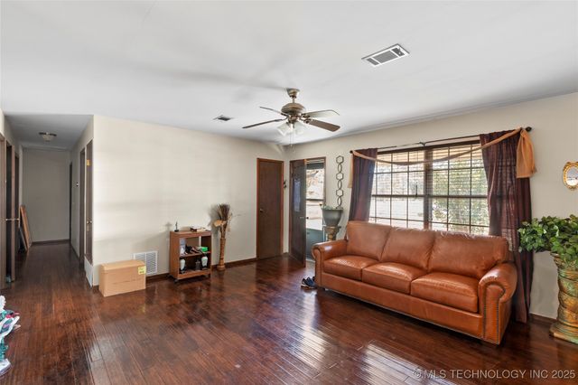 1421 S Hayes Avenue, Wagoner, OK 74467