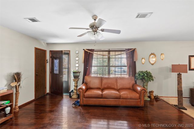 1421 S Hayes Avenue, Wagoner, OK 74467