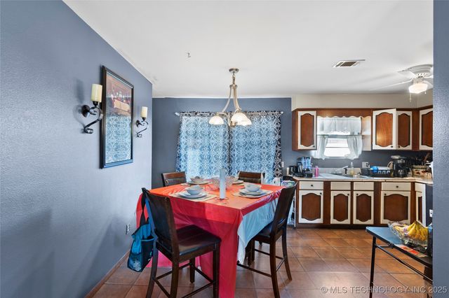 1421 S Hayes Avenue, Wagoner, OK 74467