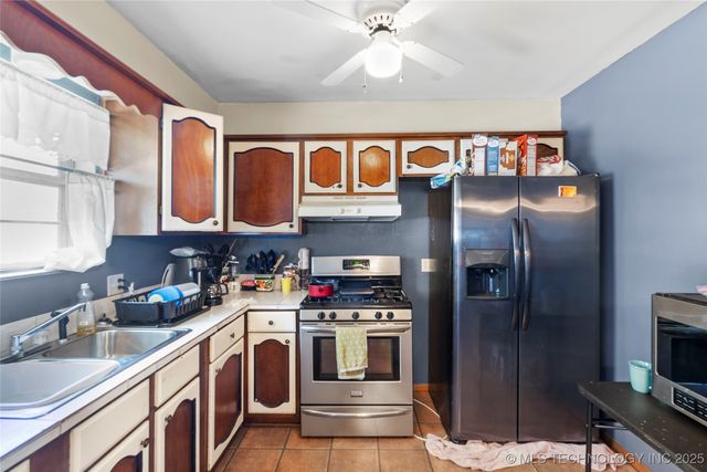 1421 S Hayes Avenue, Wagoner, OK 74467