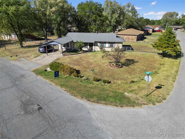 1421 S Hayes Avenue, Wagoner, OK 74467