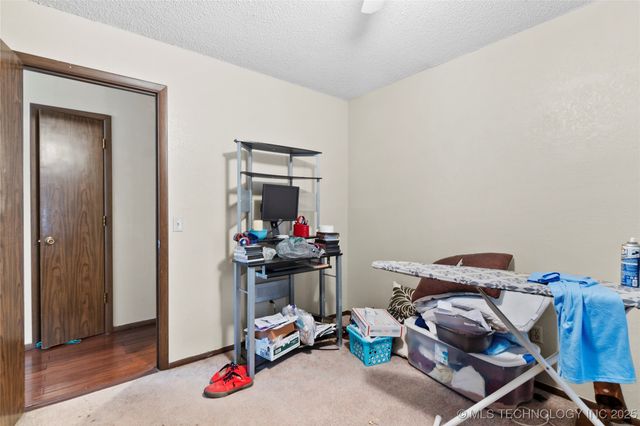 1421 S Hayes Avenue, Wagoner, OK 74467