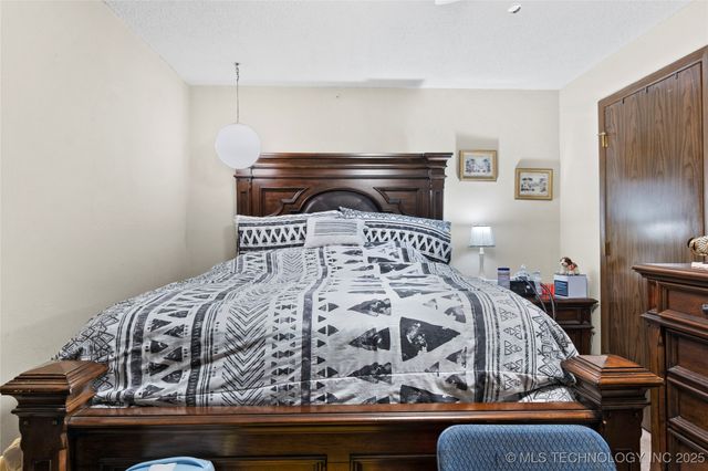 1421 S Hayes Avenue, Wagoner, OK 74467