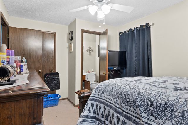 1421 S Hayes Avenue, Wagoner, OK 74467