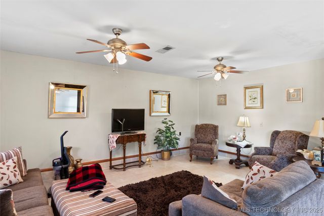 1421 S Hayes Avenue, Wagoner, OK 74467