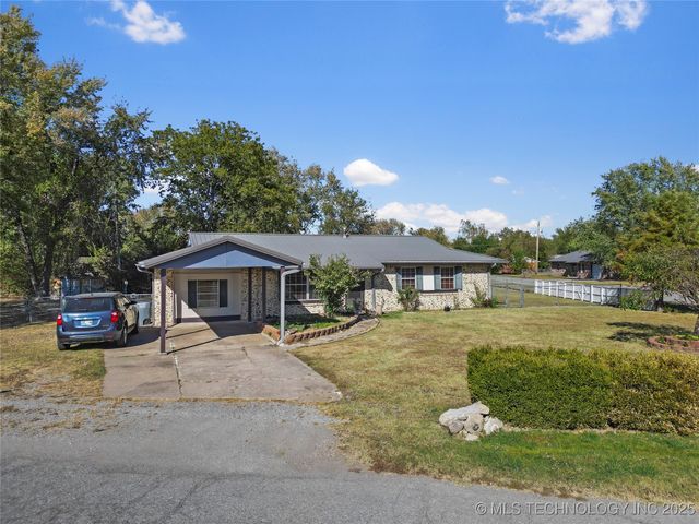 1421 S Hayes Avenue, Wagoner, OK 74467