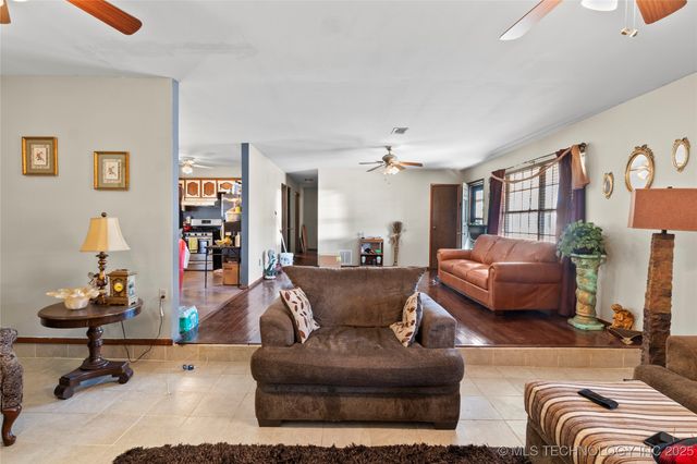 1421 S Hayes Avenue, Wagoner, OK 74467