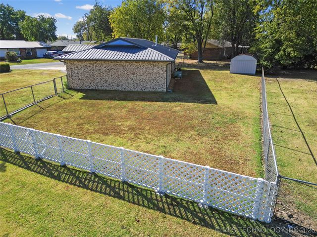 1421 S Hayes Avenue, Wagoner, OK 74467