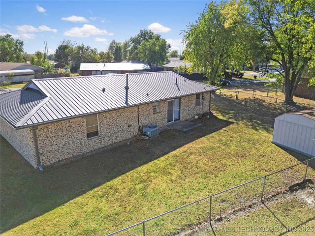 1421 S Hayes Avenue, Wagoner, OK 74467