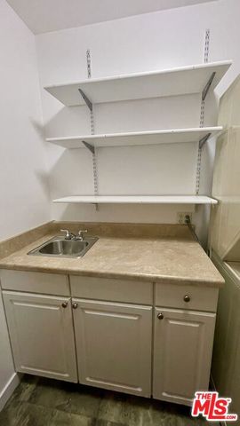 7802 Airport Boulevard, Los Angeles, CA 90045