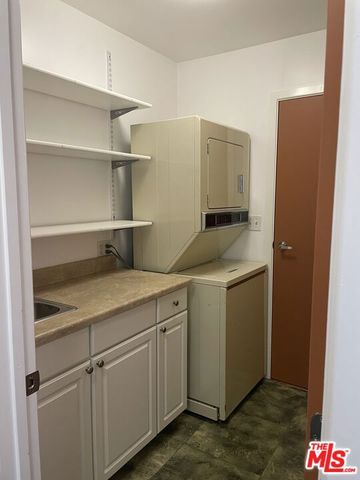 7802 Airport Boulevard, Los Angeles, CA 90045