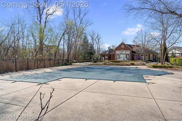 602 Pointe Drive, Walled Lake, MI 48390