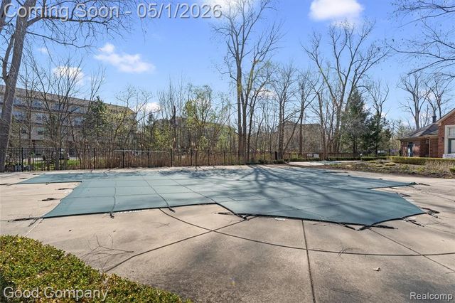 602 Pointe Drive, Walled Lake, MI 48390