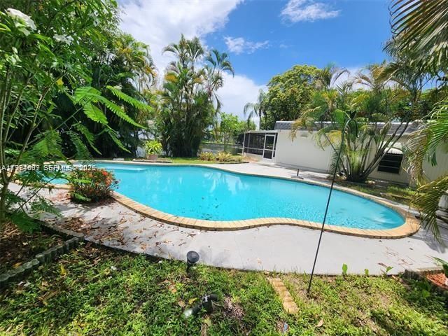 6900 NW 78th St, Tamarac, FL 33321