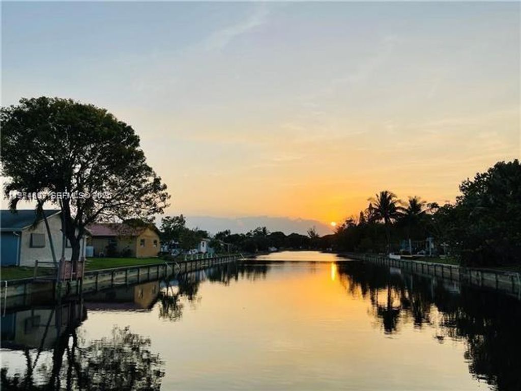 6900 NW 78th St, Tamarac, FL 33321