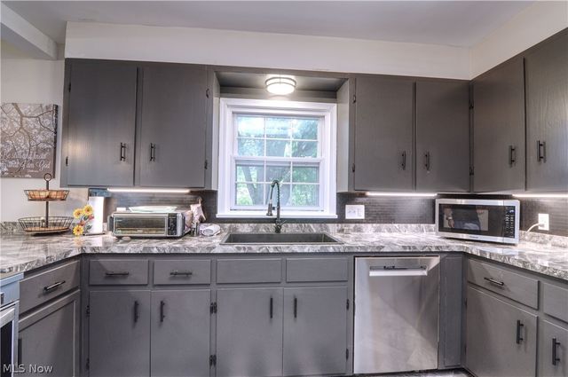 614 Hartzell Drive, Norton, OH 44203