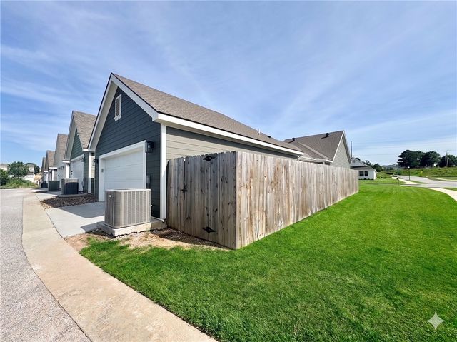 901 NE Heights Lane, Bentonville, AR 72712