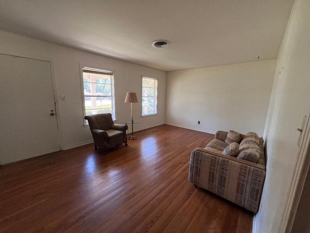 1010 W Garrison, Carthage, TX 75633