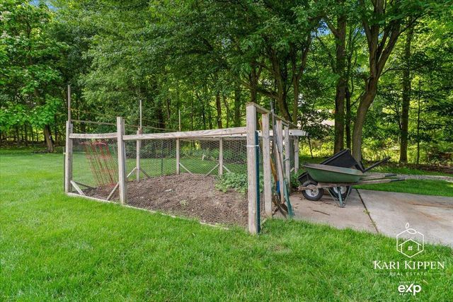 8150 Country Pine Drive Se, Caledonia Twp, MI 49302