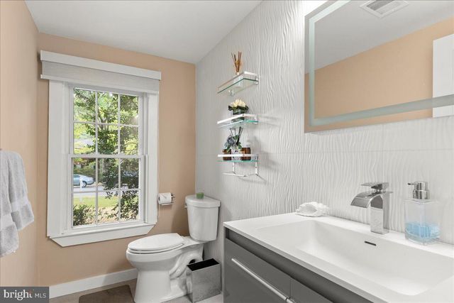 12183 HOLLY KNOLL CIR, Great Falls, VA 22066