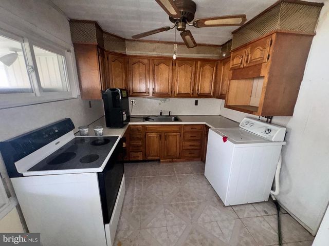 62 PLUMTREE RD, Levittown, PA 19056