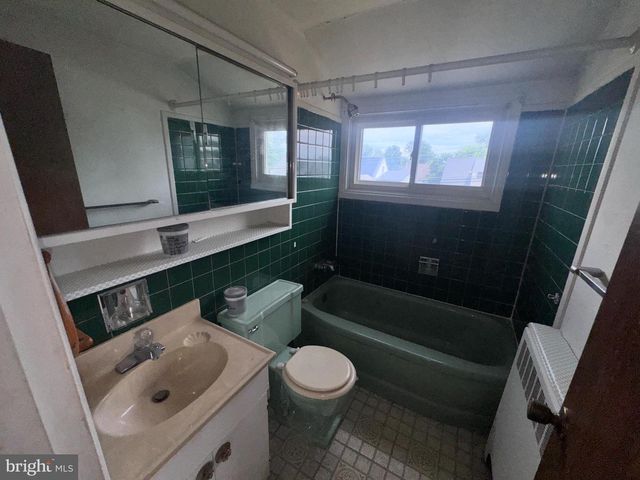 62 PLUMTREE RD, Levittown, PA 19056