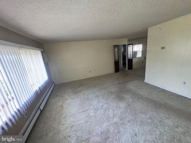 62 PLUMTREE RD, Levittown, PA 19056