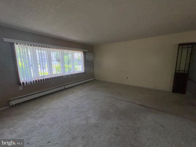 62 PLUMTREE RD, Levittown, PA 19056