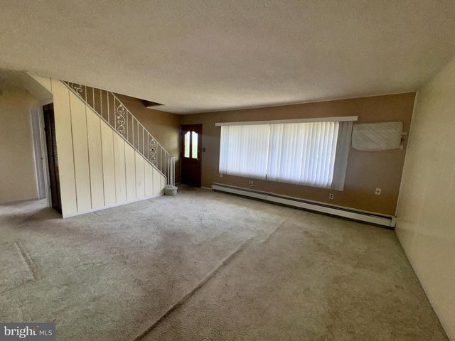 62 PLUMTREE RD, Levittown, PA 19056