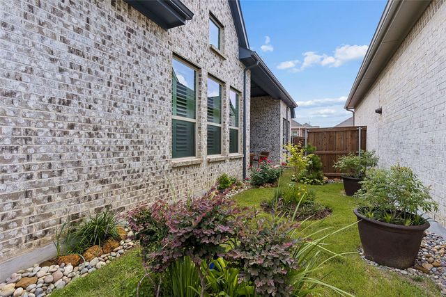 2073 Spotted Fawn Drive, Arlington, TX 76005