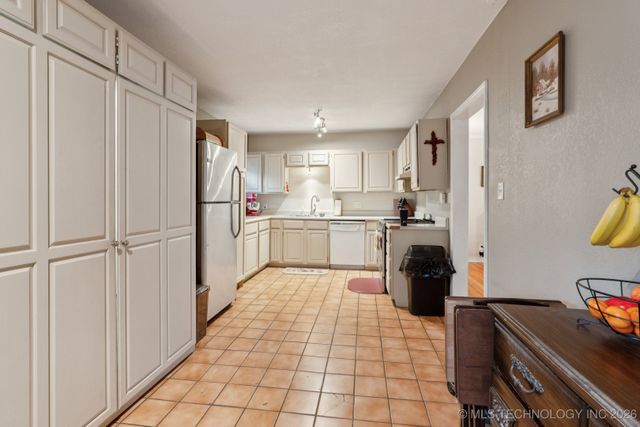 2204 S Oswego Place, Tulsa, OK 74114