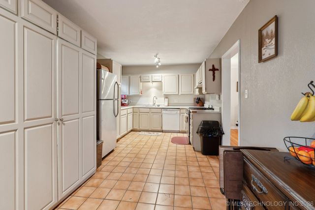 2204 S Oswego Place, Tulsa, OK 74114