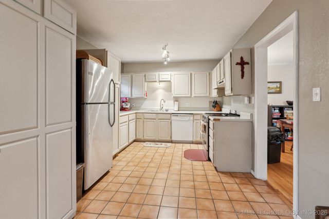 2204 S Oswego Place, Tulsa, OK 74114