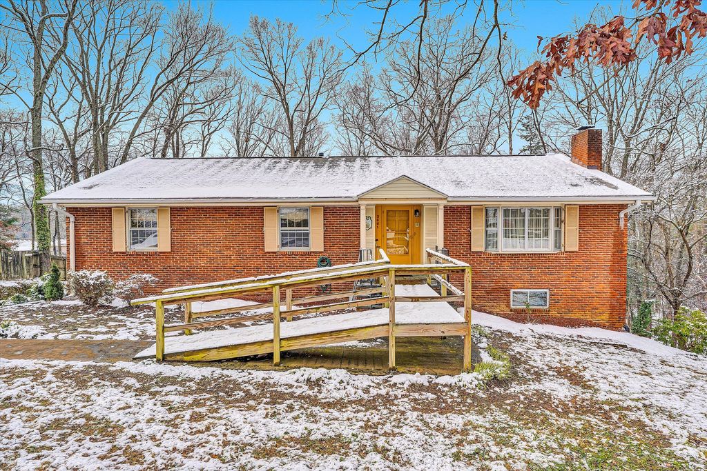 3561 Forester RD, Roanoke, VA 24015