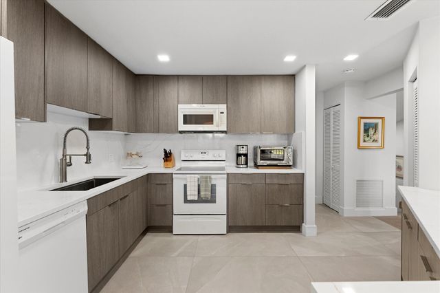 5521 Coach House Circle G, Boca Raton, FL 33486