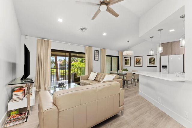 5521 Coach House Circle G, Boca Raton, FL 33486