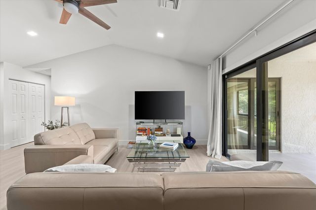 5521 Coach House Circle G, Boca Raton, FL 33486