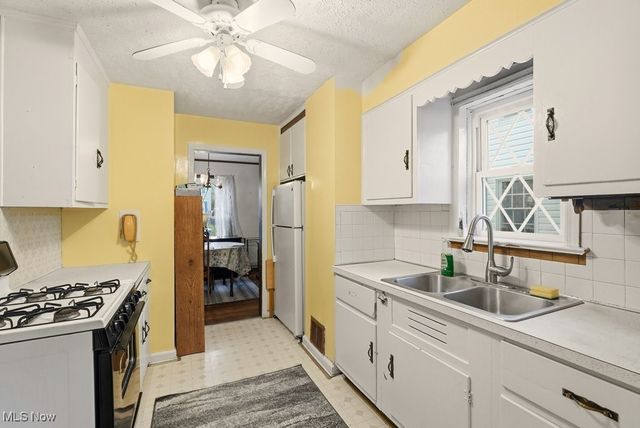 229 Hayes Avenue, Cuyahoga Falls, OH 44221